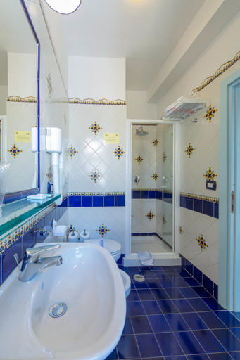 Bathroom 2, Albergo Riviera, Salerno