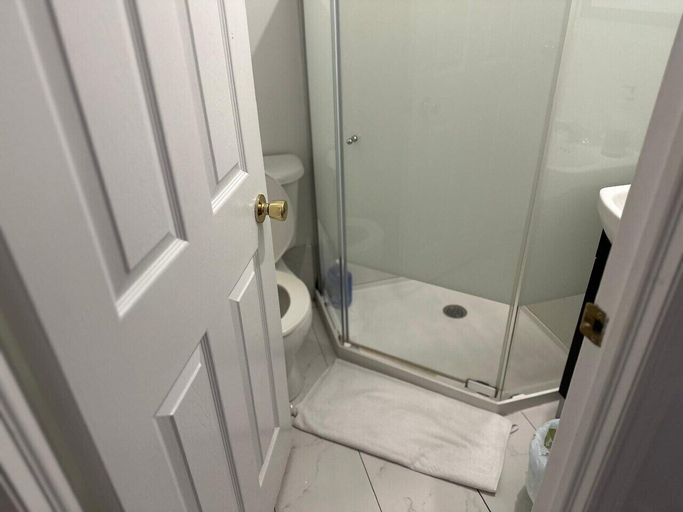 Bathroom 5, Dundas Garden Suites, Toronto