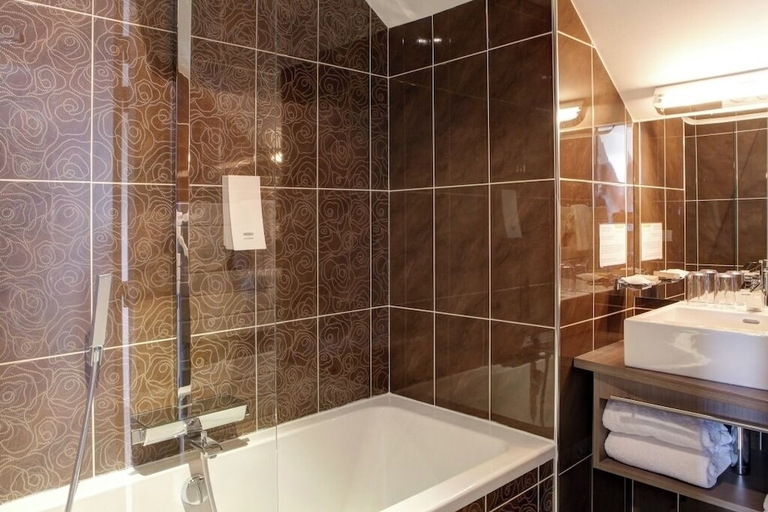 Bathroom 5, Hotel Le Benhuyc, Côtes-d'Armor