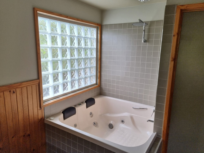 Bathroom 3, D'Altons Studios, N. Grampians  - Stawell