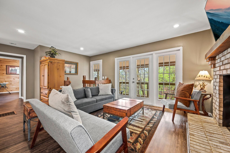 Living area 3, Smoky Mountain Game Den, Sevier