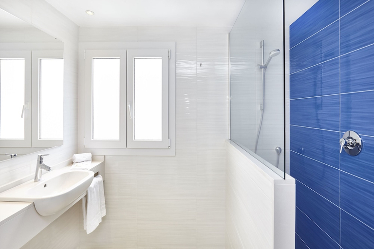 Bathroom 5, Universal Aparthotel Don Camilo, Baleares