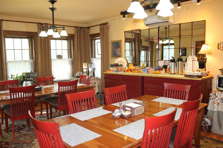 Food & Drinks 5, Iowa House, Story