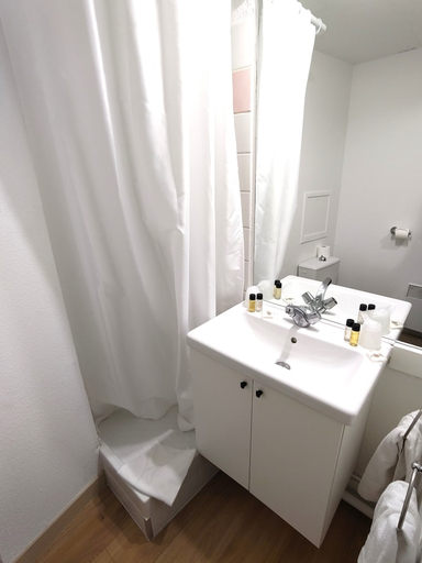Bathroom 4, Sejours & affaires Marie Curie, Isère