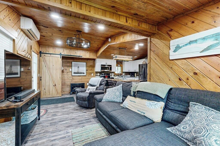 Living area 4, Remodeled Cottage With AC, Private W/d, Full Kitchen, and High-speed Wifi, Lincoln
