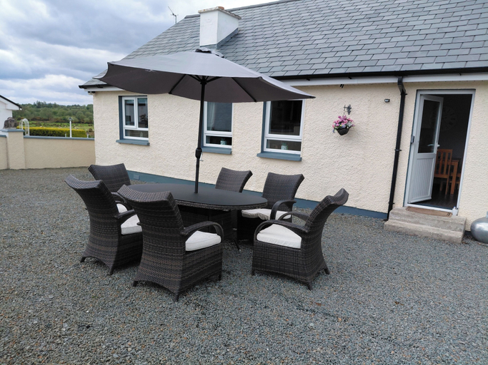 Outdoor dining, Cottage - Sleeps 6 - Parking