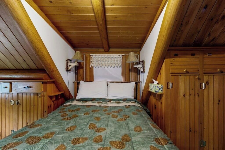Room 5, Charming log Cabin on 50 Acres w/ Kayaks, Row Boat, Firepit, Skiing and More, Piscataquis