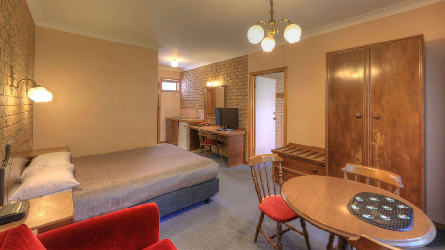 Bedroom 3, Barrass's John Bright Motor Inn, Alpine - East
