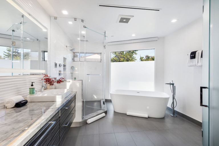 Bathroom 3, Lindenhurst, Los Angeles