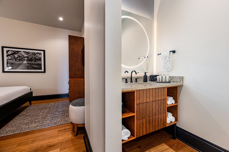 Room 4, 4BR Exclusive Downtown Group Penthouse The Mayfair, Orleans