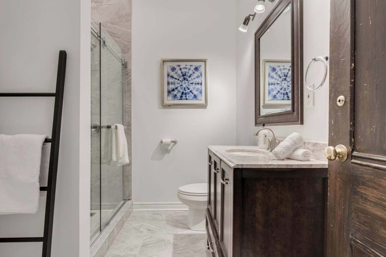 Interior 3, Casa Sherbourne Hotel - Modern Suite Sleeps 7!, Toronto