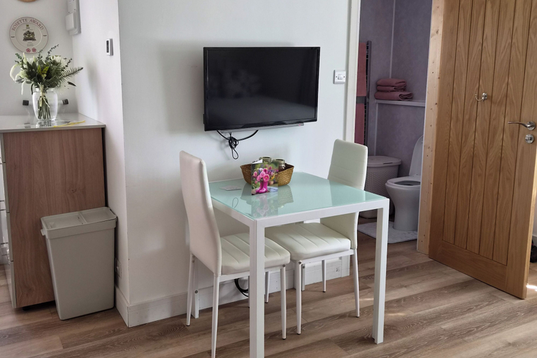 Dining 5, Studio Sleeps 2 With Free Parking and Garden, Surrey