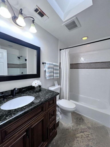 Bathroom 3, Swanky 5 bedroom 4.5 bath home (3 Master Suites), Orange
