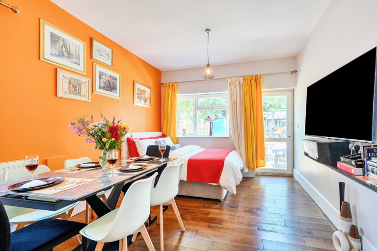 Dining 5, Contractor & Relocation Stay 2-bedroom Parking, Wolverhampton