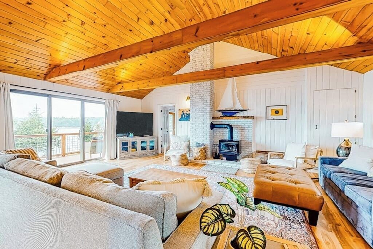 Living area 2, Renovated Oceanfront Home With Stunning View & Pebbly Beach - Snowbird-friendly, Knox
