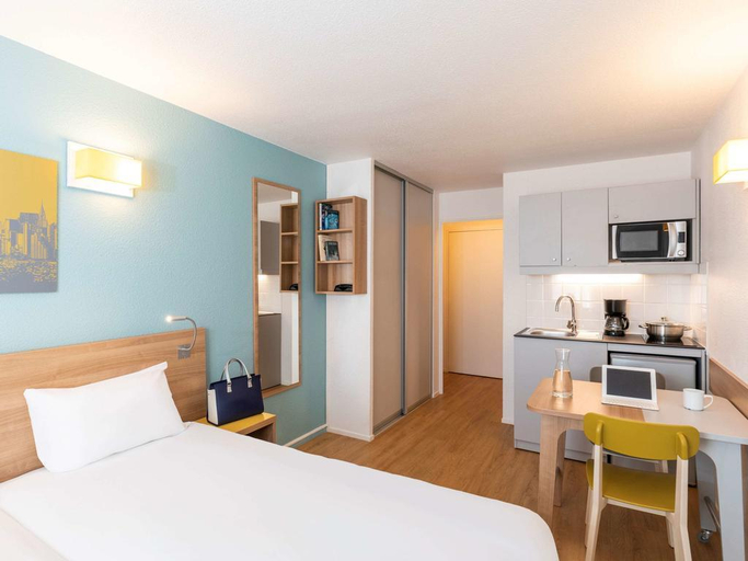 Bedroom 3, Adagio Access Defense Charras Aparthotel , Hauts-de-Seine