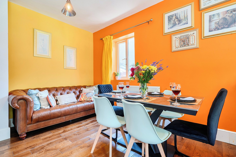 Dining 2, Contractor & Relocation Stay 2-bedroom Parking, Wolverhampton