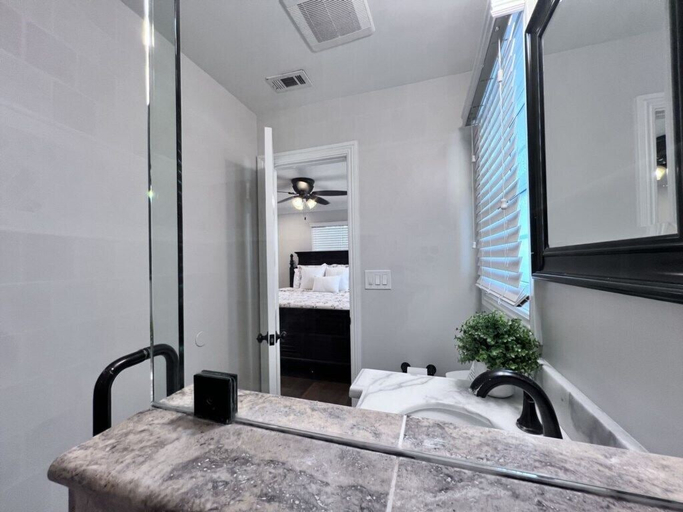 Others 5, Swanky 5 bedroom 4.5 bath home (3 Master Suites), Orange