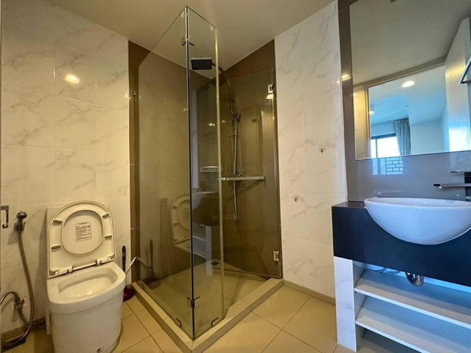 Bathroom 4, Phra Tamnak Hill Apartments, Pattaya