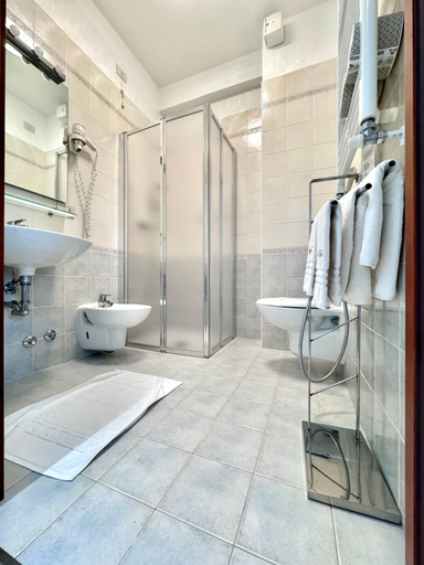 Bathroom 3, Hotel Bologna, Udine