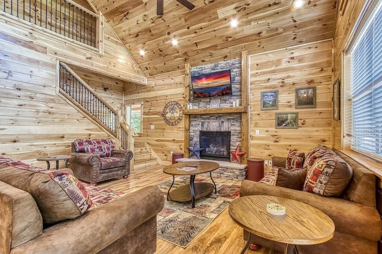 Living area 3, Smokey Peak Inn, Sevier