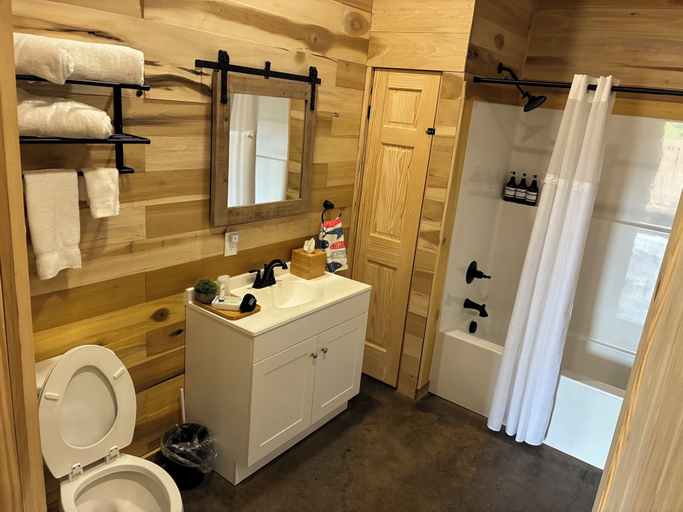 Bathroom, Pickwick Lake Lodge, Hardin