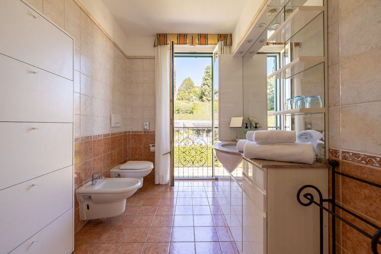 Bathroom 5, Hotel Royal, Como