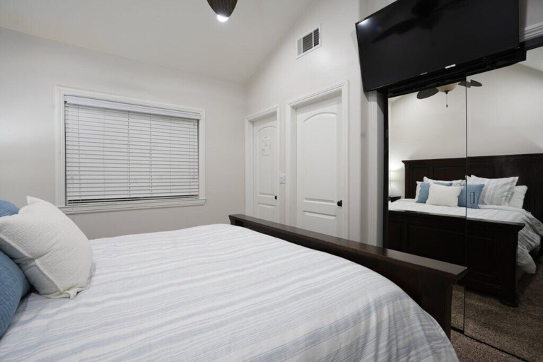 Bedroom 2, Sweet 4 bedroom, 3 bath plus Loft Bedroom, Pool Home, Orange