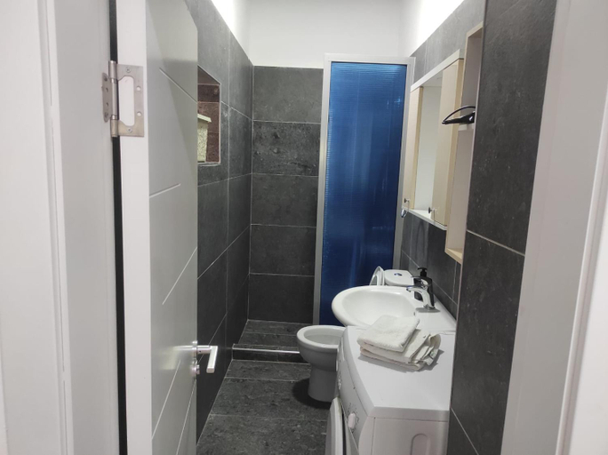 Bathroom, Eva & Resul apartments, Vlorës