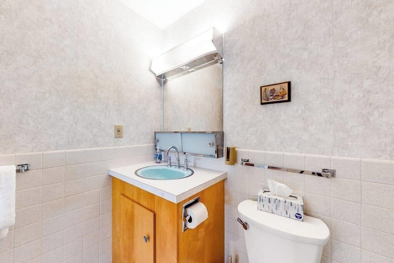 Bathroom 4, Waterfront Home With Beautiful bay Views - Near Shops & Dining, Knox