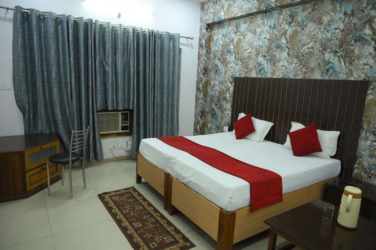 Bedroom 2, Mansarovar Hotel & Banquets, Bareilly