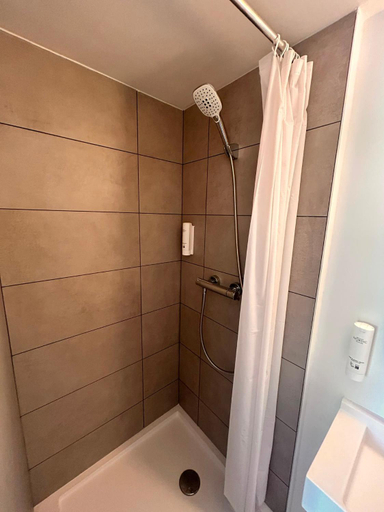 Bathroom 5, Premiere Classe Avignon Parc Des Expositions, Vaucluse