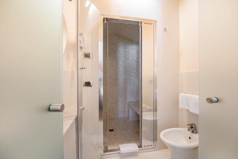 Bathroom 3, Hotel Sangallo, Arezzo