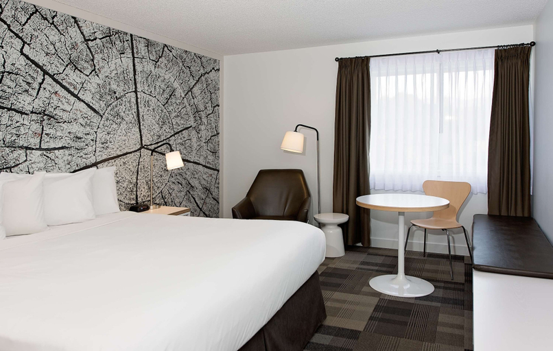 Bedroom 4, Coast Canmore Hotel & Conference Centre, Division No. 15