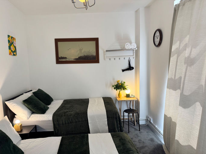 Room 4, Eurostar Private Studio Flat Sleeps up to 4 London, London