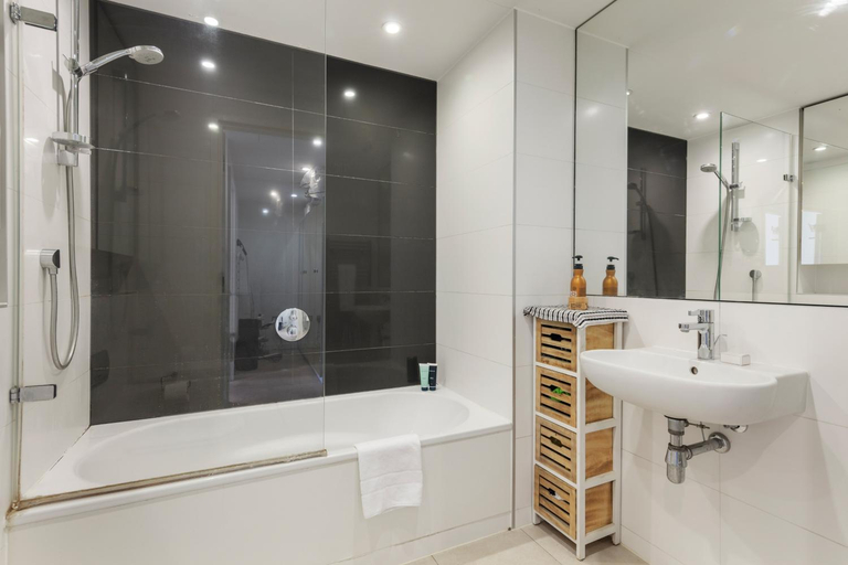 Bathroom 3, Bright 1 Bedroom Apartment in Elephant and Castle, London