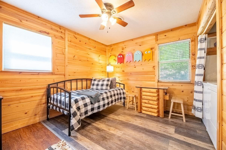 Room 3, Haus Edelweiss, Sevier