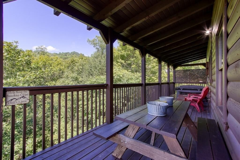 Outdoor dining 4, Goldilock's Cottage, Sevier