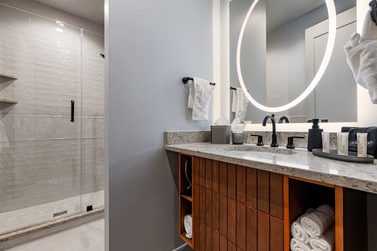 Room 3, 4BR Group Getaway Walk to French Quarter The Mayfair, Orleans