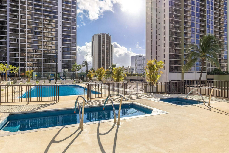 Sport & Beauty 5, Deluxe Waikiki Condo Pool View FREE Parking & Wi-Fi, Honolulu