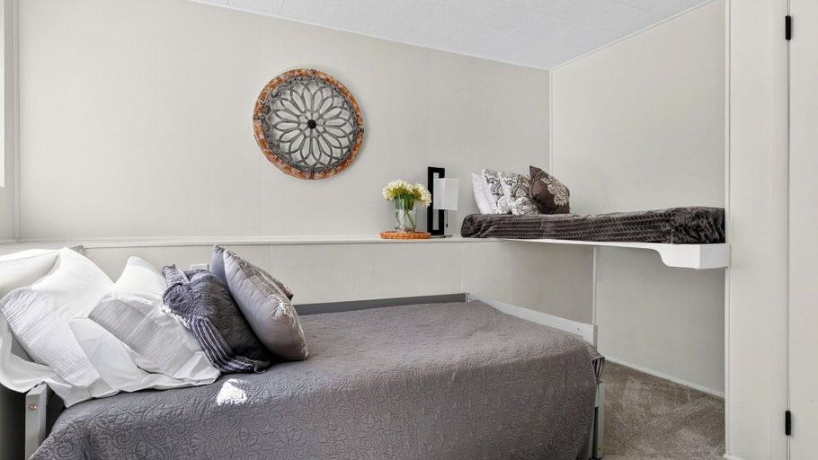 Interior 2, North Shore Chalet by Avantstay Lakefront + Private Dock + Beach Hiking + Trails, San Bernardino