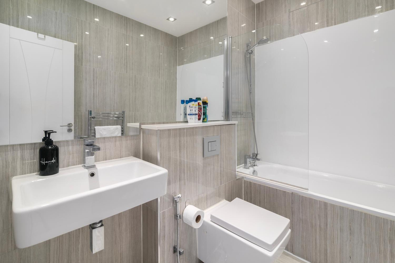 Bathroom 2, Executive Studio Apartment in Maida Vale AC, London