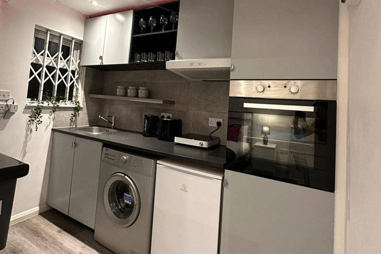 Private kitchen 5, Studiosleeps2-gardenview-parking-internet-patio, London