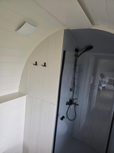 Bathroom 3, Dingle Courtyard Cottages & Luxury Cabins