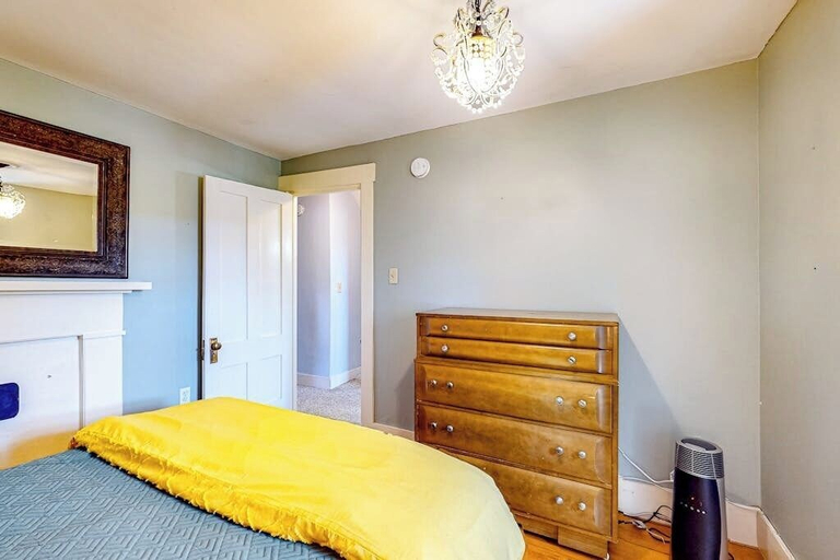 Room 5, Classic Home With Prime Location 1 Block From Main Street, Hancock
