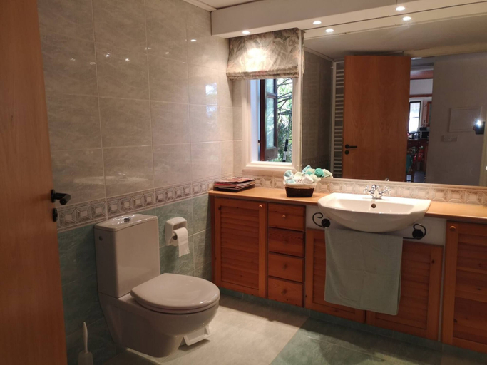 Bathroom 5, Villa Enriette - Panoramic Mountain Retreat in Pano Platres, Cyprus