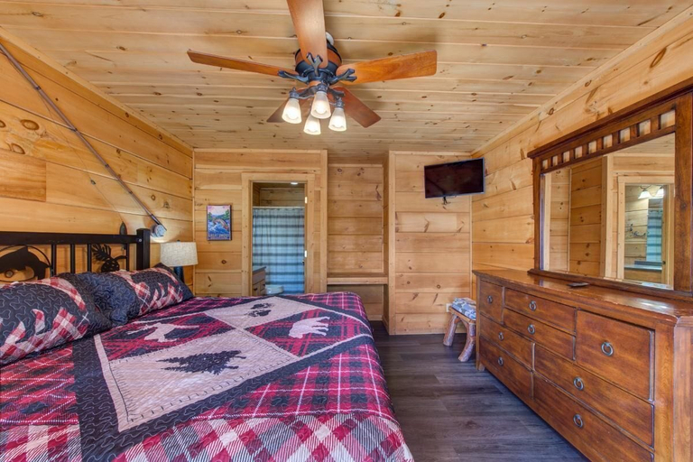 Room 2, Black Bear Lodge, Sevier