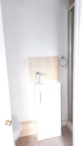 Bathroom 2, Cosy Studio Getaway - Free Parking & Central Links, Thurrock