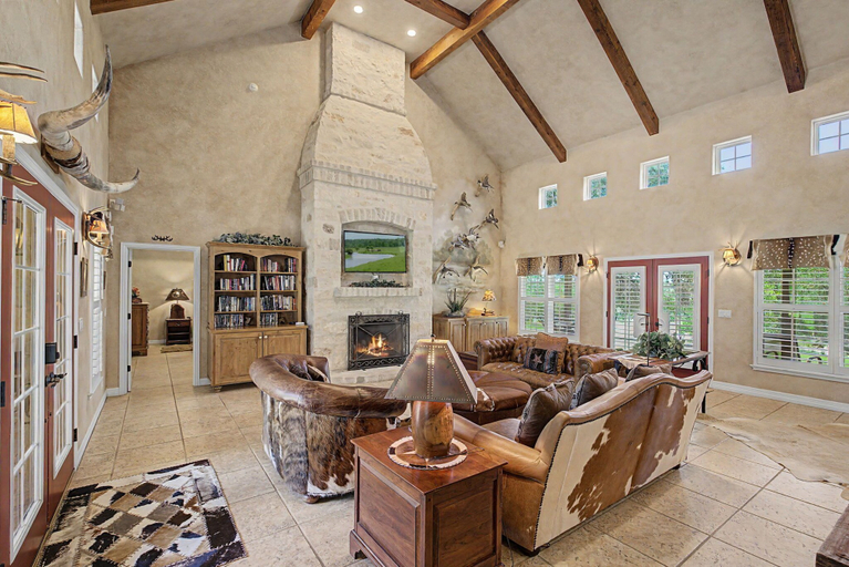 Living area 4, River House 4-bdr Luxury Riverfront Estate, Gillespie