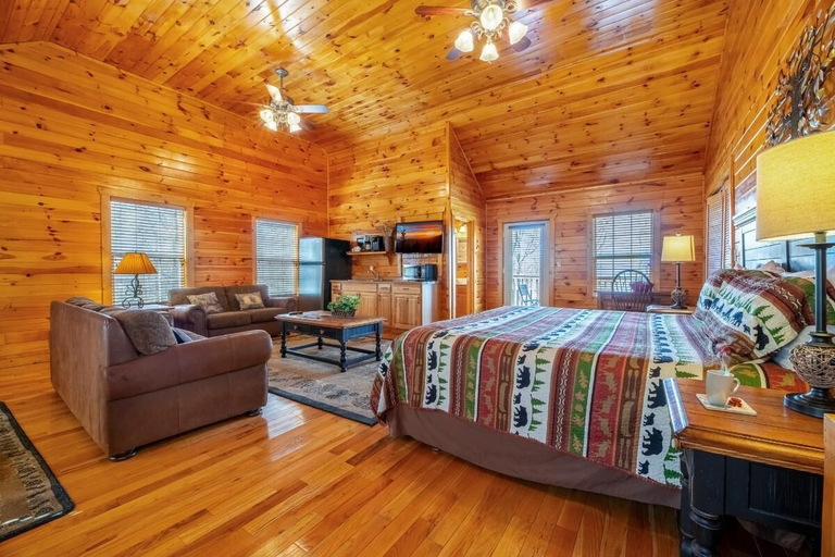 Room 3, Mountain Estate, Sevier